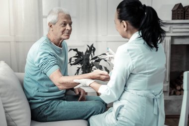 Hoş adam kolunu veren doktor arıyorum.