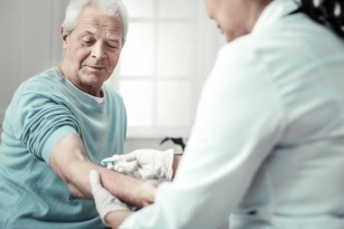 Koluna seyir ve enjeksiyon sahip hasta yaşlı adam.