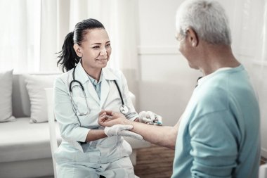 Neşeli keyifli hemşire gülümseyen ve enjeksiyon yapma.