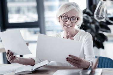 Olumlu mutluluk olgun kadın zevk ile çalışma