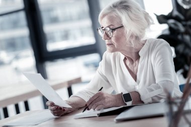 Yarı pozisyonda oturan kadın konsantre