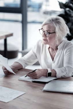 Sonuç sayma özenli olgun sarışın