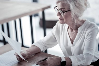 Ciddi kadın belge hakkında bilgi okuma