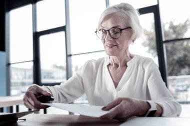 Pozitif sarışın kadın belgeleri hazırlama