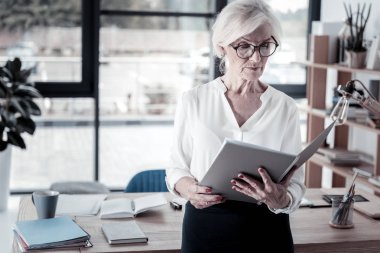 Özenli sarışın kadın okuma makale