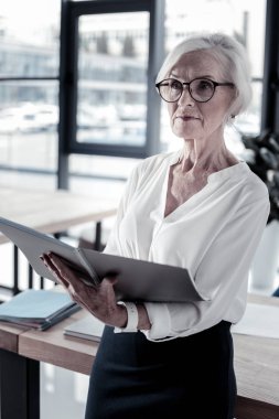 Ciddi iş kadını portresi bu yapım notları