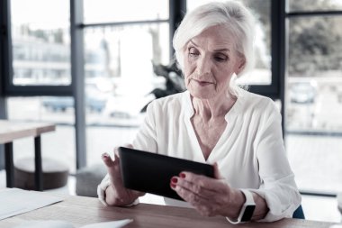 Çekici modern işkadını eğilimli silah masada