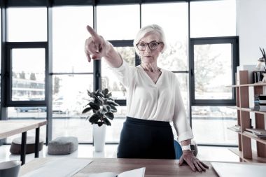 Sıkı kadın kapı işaret