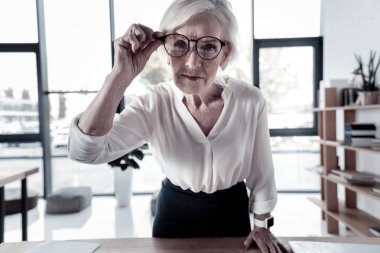 Dört gözle özenli ofis çalışanı