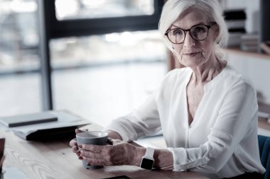 Zarif kıdemli olan zorla kadın