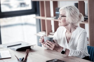 Rahat işkadını çay içecek