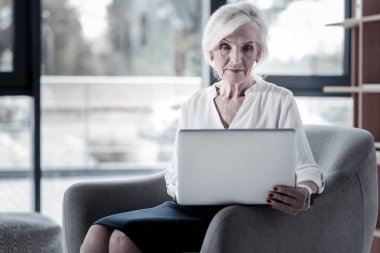 Konsantre sarışın onu laptop ile çalışma