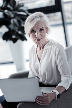 Çok yaşlı kadın kameraya poz