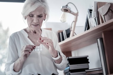 Yaşlı ofis işçi acı baş ağrısı