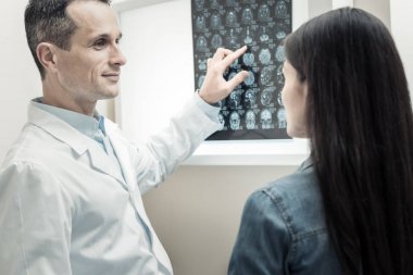 Neşeli pozitif Doktor hastasına seyir