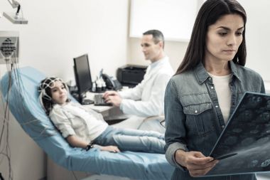 Güzel ciddi kadın X ray tarama arıyor