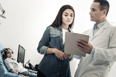 Doktor notları, arayan ciddi güzel kadın