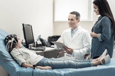 Mutlu güzel Doktor hastasına seyir
