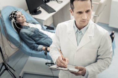 Bir kalem koşullarının ciddi yetenekli doktor