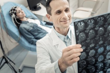 Olumlu memnun Doktor Röntgen fotoğraf arıyor
