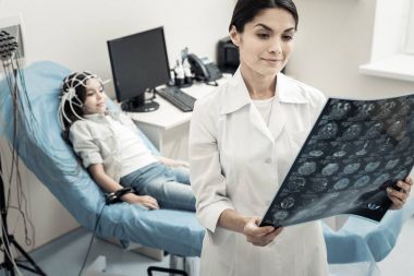 Neşeli pozitif Doktor Röntgen beyin görüntü olarak arıyor