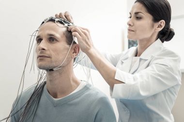 Elektrot koyarak profesyonel kadın doktor