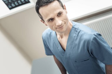 Akıllı mutlu doktor gülümseyen