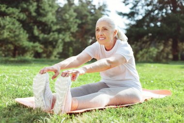 Pozitif yaşlı kadın vücudu germe