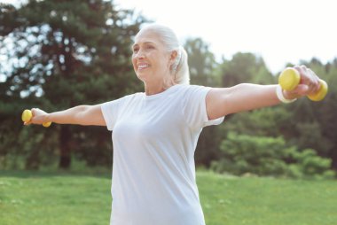 Güzel aktif kadın ile Halter egzersiz