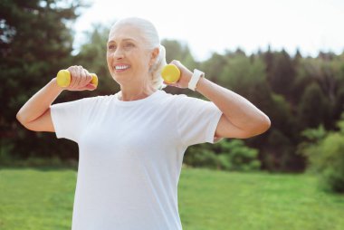 Mutlu neşeli kadın holding halter