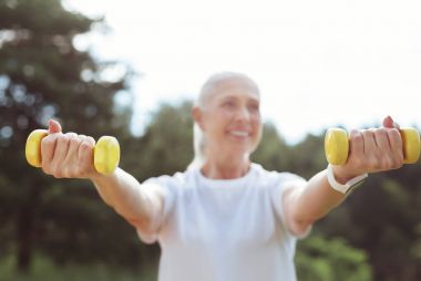 Sarı dumbbells seçici odak