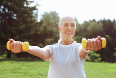 Çalışma dışarı etkin yaşlı kadın