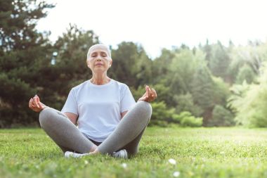 Sakin huzurlu kadın meditasyon