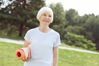 Yoga mat ile egzersiz keyifli neşeli kadın