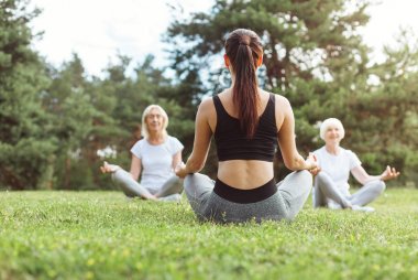 Güzel genç kadın grubu oturuyordu
