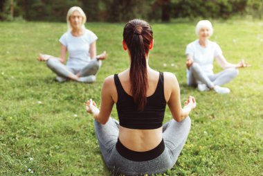 Çekici genç kadın meditasyon