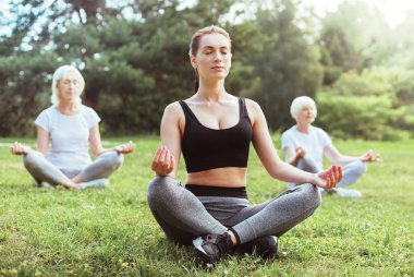 Bir yoga sınıfına sahip güzel genç kadın