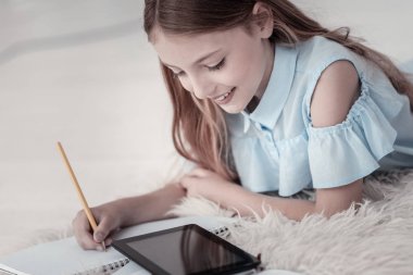 İlham kız onun sevdikleri aktivite yapıyor