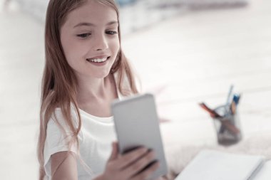 Selfies yere alarak neşeli kız