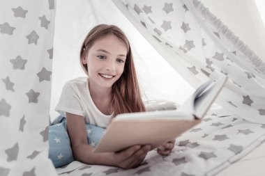 Sevimli gülümseyen kız bir kitap okuma