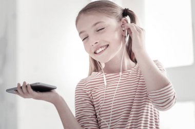 Neşeli kız müzik