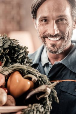 Gülümseyen hoş neşeli bir adam portresi