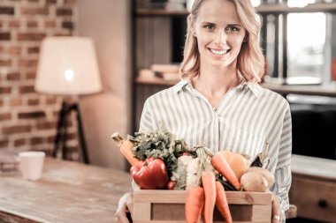 Sebze ile bir kutu tutan mutluluk pozitif kadın