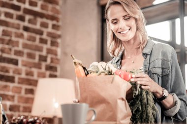 Mutlu mutlu kadın sebze arıyor