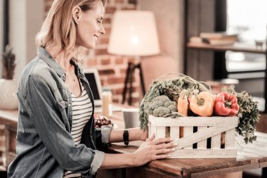 Sebze ile bir kutu alarak neşeli güzel kadın