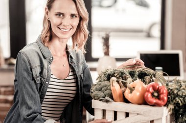 Mutfakta oturan mutlu güzel kadın