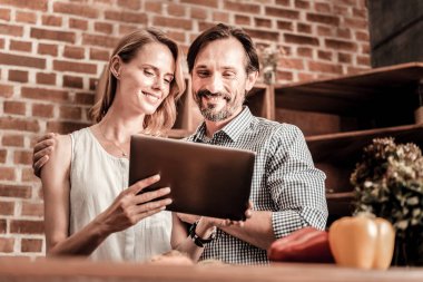 Tablet ekranına bakarak çok mutlu güzel Çift