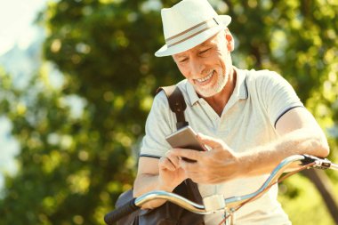 Onun smartphone kullanarak memnun komuta sizde