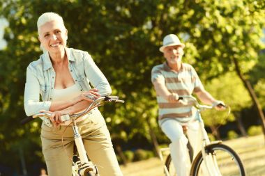 Mutlu ruh hali olmaktan memnun yaşlı adam