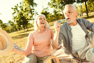 Sabun köpüğü üfleme mutlu yaşlı adam